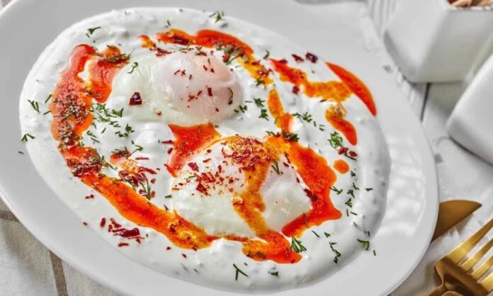 Çılbır, Osmanlı mutfağından günümüze kadar ulaşan en özel lezzetlerden biridir. Yüzyıllardır sofralarda yer bulan bu yemek, özellikle hem pratik yapılışı hem de doyurucu oluşuyla dikkat çekmektedir. Osmanlı saray mutfağında dahi tercih edilen çılbır, günümüzde de kahvaltı sofralarının vazgeçilmezlerinden biri olmayı sürdürmektedir. Konulu bir haber görseli.