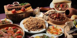 Türk Mutfağının Köklü Lezzetleri ve Kültürel Zenginliği Türk mutfağı, binlerce yıllık bir geçmişe sahip olup, farklı medeniyetlerin izlerini taşıyan eşsiz bir gastronomi kültürüdür. Orta Asya’dan Anadolu’ya uzanan göç yolculuğunda şekillenen bu mutfak, hem doğunun hem de batının lezzet unsurlarını harmanlayarak kendine has bir kimlik kazanmıştır. Yöresel yemekler, pişirme teknikleri, baharat kullanımı ve sofra gelenekleri, Türk mutfağını dünyanın en zengin mutfaklarından biri haline getirmiştir. Konulu bir haber görseli.