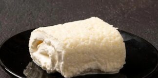 Türkiye’de kaymak, yüzyıllardır sofraların vazgeçilmez tatlarından biri olarak biliniyor. Özellikle kahvaltıların yıldızı olan bu ürün, süt ve tereyağının özenle işlenmesiyle elde ediliyor. Geleneksel yöntemlerle yapılan kaymak, modern üretim tekniklerine kıyasla daha yoğun bir lezzet ve aroma sunuyor. Çiftliklerden gelen taze süt, uzun süre bekletildikten sonra yüzeyde biriken kremadan elde edilen kaymak, hem kıvamı hem de tadıyla fark yaratıyor. Konulu bir haber görseli.