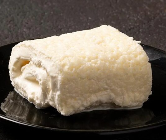 Türkiye’de kaymak, yüzyıllardır sofraların vazgeçilmez tatlarından biri olarak biliniyor. Özellikle kahvaltıların yıldızı olan bu ürün, süt ve tereyağının özenle işlenmesiyle elde ediliyor. Geleneksel yöntemlerle yapılan kaymak, modern üretim tekniklerine kıyasla daha yoğun bir lezzet ve aroma sunuyor. Çiftliklerden gelen taze süt, uzun süre bekletildikten sonra yüzeyde biriken kremadan elde edilen kaymak, hem kıvamı hem de tadıyla fark yaratıyor. Konulu bir haber görseli.