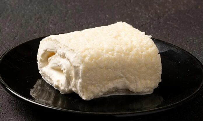 Türkiye’de kaymak, yüzyıllardır sofraların vazgeçilmez tatlarından biri olarak biliniyor. Özellikle kahvaltıların yıldızı olan bu ürün, süt ve tereyağının özenle işlenmesiyle elde ediliyor. Geleneksel yöntemlerle yapılan kaymak, modern üretim tekniklerine kıyasla daha yoğun bir lezzet ve aroma sunuyor. Çiftliklerden gelen taze süt, uzun süre bekletildikten sonra yüzeyde biriken kremadan elde edilen kaymak, hem kıvamı hem de tadıyla fark yaratıyor. Konulu bir haber görseli.