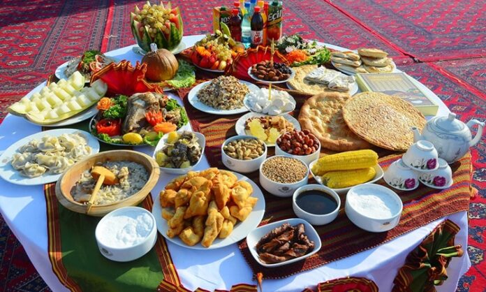 Türkmenistan mutfağı, Orta Asya’nın kurak ve çöl bölgelerinde göçebe yaşam tarzının etkisiyle şekillenmiş, hem pratik hem de besleyici yemeklerle öne çıkan bir mutfaktır. Tarih boyunca hayvancılık, tarım ve baharat kullanımı mutfağın temelini oluşturmuştur. Et ve tahıllar günlük beslenmenin başlıca öğeleri iken, sebzeler ve baharatlar yemeklere zengin bir tat ve aroma kazandırır. Konulu bir haber görseli.