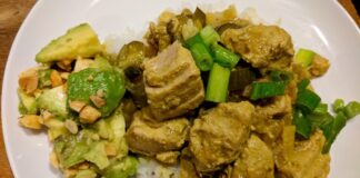 Tuvalu mutfağı, Güney Pasifik’in küçük adalarında şekillenmiş, doğal ve taze ürünlere dayalı bir mutfaktır. Tarih boyunca Polynesian kültürü ile gelişmiş olan bu mutfak, hem günlük yaşamda hem de özel günlerde toplumsal bir bağ kurma aracı olarak önem taşır. Konulu bir haber görseli.