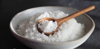 Tuz, insanlık tarihi boyunca hem beslenme hem de ekonomik değer açısından büyük öneme sahip bir mineraldir. İlk çağlardan itibaren insanlar, yiyeceklerini tatlandırmak ve uzun süre saklamak için tuz kullanmışlardır. Antik uygarlıklarda tuz, sadece mutfaklarda değil aynı zamanda ticari bir meta olarak da değer görmüştür. Roma ve Çin gibi büyük medeniyetlerde tuz yolları, şehirler arası ekonomik ilişkileri güçlendirmiştir. Konulu bir haber görseli.