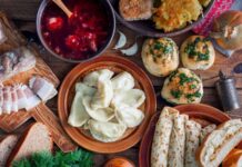 Ukrayna, geniş tarım arazileri, verimli toprakları ve tarihi boyunca farklı kültürlerin etkisiyle şekillenmiş mutfak kültürüyle dikkat çeker. Ukrayna mutfağı, yalnızca yemeklerden ibaret değildir; aynı zamanda halkın yaşam biçimini, geleneklerini ve doğayla olan bağını da yansıtır. Zengin malzemeler, doyurucu tarifler ve paylaşmaya dayalı sofralar, bu mutfağın en belirgin özelliklerindendir. Özellikle aile bağlarını güçlendiren, dostluk ve misafirperverliği pekiştiren yemek alışkanlıkları, Ukrayna halkının yaşamında özel bir yer tutar. Konulu bir haber görseli.