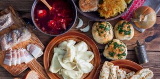 Ukrayna Mutfağı Ukrayna, geniş tarım arazileri, verimli toprakları ve tarihi boyunca farklı kültürlerin etkisiyle şekillenmiş mutfak kültürüyle dikkat çeker. Ukrayna mutfağı, yalnızca yemeklerden ibaret değildir; aynı zamanda halkın yaşam biçimini, geleneklerini ve doğayla olan bağını da yansıtır. Zengin malzemeler, doyurucu tarifler ve paylaşmaya dayalı sofralar, bu mutfağın en belirgin özelliklerindendir. Özellikle aile bağlarını güçlendiren, dostluk ve misafirperverliği pekiştiren yemek alışkanlıkları, Ukrayna halkının yaşamında özel bir yer tutar. Konulu bir haber görseli.