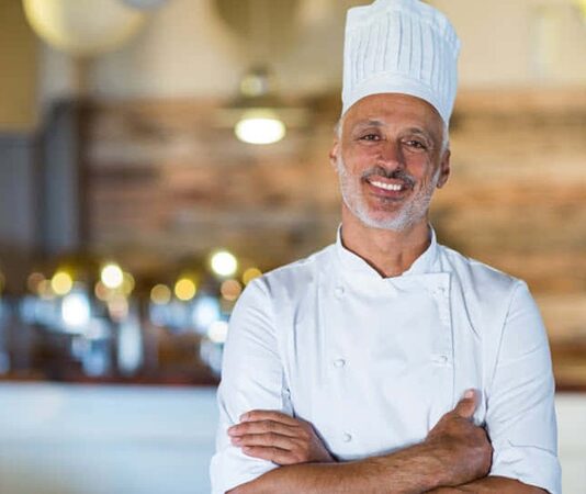 Gastronomi dünyasında ünlü şefler, sadece yemek yapmakla kalmıyor, aynı zamanda kültürel ve sanatsal bir mirası sofralara taşıyor. Röportaj sırasında şefler, yaratıcılık ve deneyimlerini nasıl birleştirdiklerini anlatıyor. Bu süreçte kullanılan malzemelerin kalitesi ve özgün tarifler, şeflerin imzası haline geliyor. Konulu bir haber görseli.