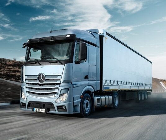 Günümüzde tüketiciler, gıda ürünlerinin kalitesi ve doğallığı konusunda daha bilinçli hale geldi. Üreticiden sofraya uzanan süreçte, tarım ve hayvancılık alanındaki standartlar giderek yükseliyor. Çiftliklerden sofralara gelen her ürün, hem lezzet hem de sağlık açısından titizlikle denetleniyor. Organik tarım yöntemleri, katkı maddesi kullanılmayan üretim teknikleri ve doğal beslenme alışkanlıkları, gıda sektöründe önemli bir rol oynuyor. Konulu bir haber görseli.