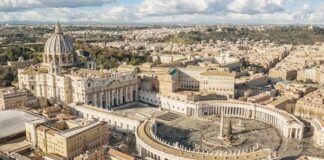 Vatikan mutfağı, küçük yüzölçümüne rağmen, Roma ve İtalyan mutfaklarından güçlü etkiler almış, hem geleneksel hem de özel tarifleriyle dikkat çeken bir mutfaktır. Papa sarayları ve kilise mensuplarının sofralarında şekillenen yemek kültürü, dini ve kültürel ritüellerle bütünleşmiştir. Bu mutfak, sadece beslenme amacı taşımamakta, aynı zamanda bir kültürel miras olarak korunmaktadır. Konulu bir haber görseli.