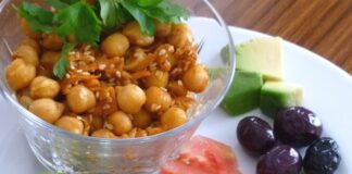 Vegan beslenme, hayvansal ürünleri tüketmeyen ve yalnızca bitkisel kaynaklı yiyeceklerle beslenen bir yaşam tarzıdır. Son yıllarda özellikle sağlık bilincinin artması ve çevresel kaygıların öne çıkmasıyla vegan beslenme daha fazla ilgi görmeye başladı. Bu yaşam tarzı, sadece bireysel sağlık açısından değil, çevresel sürdürülebilirlik açısından da önemli avantajlar sunar. Konulu bir haber görseli.