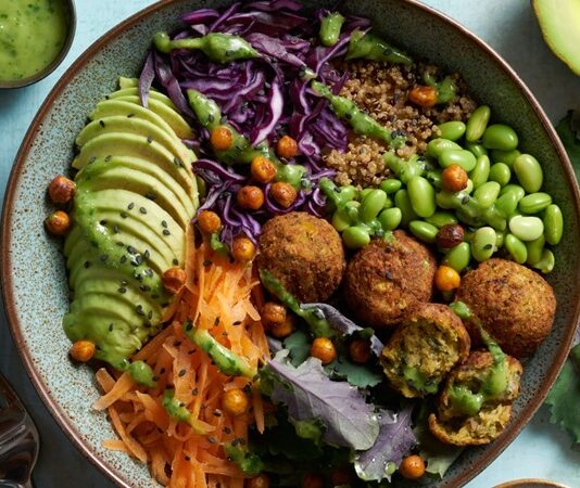 Vegan mutfağı, son yıllarda dünya çapında büyük bir ilgi görmekte ve sağlıklı yaşam tarzlarının bir parçası olarak giderek daha fazla tercih edilmektedir. Hayvansal ürünlerden uzak durarak yalnızca bitkisel gıdalarla hazırlanan yemekler, hem çevreye hem de bireyin sağlığına faydalıdır. Ancak vegan yemeklerinin lezzetli ve doyurucu olabileceği konusunda pek çok kişi hala tereddütlüdür. Oysa vegan yemekleri, doğru malzemelerle hazırlandığında oldukça besleyici ve damaklarda unutulmaz tatlar bırakabilir. Konulu bir haber görseli.