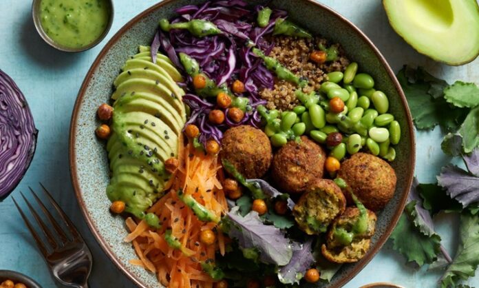 Vegan mutfağı, son yıllarda dünya çapında büyük bir ilgi görmekte ve sağlıklı yaşam tarzlarının bir parçası olarak giderek daha fazla tercih edilmektedir. Hayvansal ürünlerden uzak durarak yalnızca bitkisel gıdalarla hazırlanan yemekler, hem çevreye hem de bireyin sağlığına faydalıdır. Ancak vegan yemeklerinin lezzetli ve doyurucu olabileceği konusunda pek çok kişi hala tereddütlüdür. Oysa vegan yemekleri, doğru malzemelerle hazırlandığında oldukça besleyici ve damaklarda unutulmaz tatlar bırakabilir. Konulu bir haber görseli.