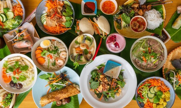 Vietnam mutfağı, Asya’nın zengin gastronomi mirasının önemli bir parçasıdır ve yüzyıllar boyunca Çin, Fransız ve yerel geleneklerden etkilenmiştir. Bu etkileşim, yemeklerde hem aromatik çeşitliliğe hem de dengeli lezzet kombinasyonlarına olanak tanımıştır. Vietnam mutfağı, özellikle taze malzemelerin ve doğal tatların ön planda olduğu bir sistemle şekillenmiştir. Konulu bir haber görseli.