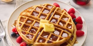 Waffle, özellikle kahvaltı ve tatlı sofralarının vazgeçilmez lezzetlerinden biri olarak biliniyor. İnce ve çıtır hamuru, kareli yapısı ve çeşitli soslarla sunulmasıyla sofralarda estetik bir görünüm oluşturuyor. Tarihsel olarak Avrupa kökenli olan waffle, zaman içinde Amerika ve Türkiye’de de yaygın bir tatlı ve atıştırmalık haline gelmiştir. Konulu bir haber görseli.