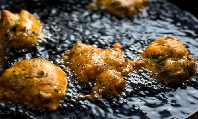 Mutfak sanatlarında yağ kullanımıyla pişirme, yiyeceklerin lezzetini ve dokusunu artırmak için en çok tercih edilen yöntemlerden biridir. Doğru yağ seçimi ve uygun pişirme yöntemi, hem yemeklerin aromalarını ortaya çıkarır hem de yiyeceklerin besin değerini korur. Tereyağı, zeytinyağı, ayçiçek yağı veya hindistancevizi yağı gibi farklı yağ türleri, pişirme tekniklerine göre farklı sonuçlar verir. Konulu bir haber görseli.