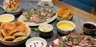 Yakut Mutfağı Yakut mutfağı, kökeni itibarıyla Sibirya’nın soğuk coğrafyasında şekillenmiş ve yüzyıllardır doğayla uyum içinde gelişmiş bir kültürel mirastır. Bu mutfak, Yakut halkının sert iklim koşullarında yaşamını sürdürebilmek için geliştirdiği yemek alışkanlıklarını yansıtır. Özellikle et yemekleri, süt ürünleri ve doğadan toplanan bitkiler, Yakutların beslenme düzeninde temel rol oynar. Konulu bir haber görseli.