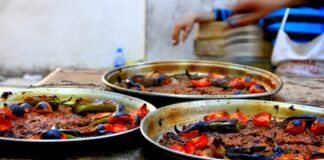 Yemek pişirirken kullanılan geleneksel teknikler, sadece lezzeti değil aynı zamanda yemeğin besin değerini de korur. Modern mutfak aletleri hızlı ve pratik çözümler sunsa da, yavaş pişirme yöntemleri özellikle et ve sebze yemeklerinde farklı bir aroma ve doku kazandırır. Bu teknikler, yemeğin doğal tadını ön plana çıkarır ve sofralara özgün bir deneyim sunar. Konulu bir haber görseli.