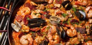 Yeni Zelanda, doğal kaynakları ve çeşitli kültürel etkileriyle zengin bir mutfak kültürüne sahiptir. Yeni Zelanda mutfağı, yerli Maori kültürü ile İngiliz ve Avrupa mutfaklarının harmanlanmasıyla ortaya çıkmıştır. Deniz ürünleri, kuzu eti, süt ürünleri ve taze sebzeler bu mutfağın temel taşlarını oluşturur. Modern Yeni Zelanda mutfağı, hem geleneksel yemekleri hem de çağdaş pişirme tekniklerini birleştirerek benzersiz bir tat deneyimi sunar. Konulu bir haber görseli.