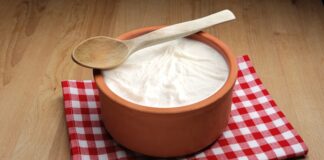 Yoğurt, yüzyıllardır sofraların vazgeçilmez besinlerinden biri olmuştur. Türkiye ve çevresindeki Orta Asya coğrafyasında kökeni bulunan yoğurt, zamanla tüm dünyada bilinen ve tüketilen bir gıda haline gelmiştir. Yoğurdun mayalanma süreci ve doğal fermantasyon özelliği, onu hem besleyici hem de sağlıklı bir gıda yapar. Konulu bir haber görseli.