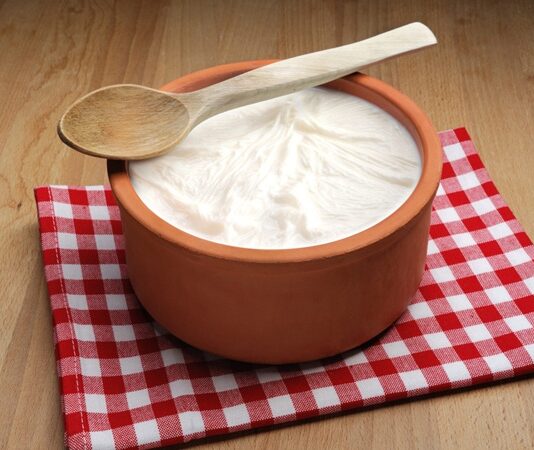 Yoğurt, yüzyıllardır sofraların vazgeçilmez besinlerinden biri olmuştur. Türkiye ve çevresindeki Orta Asya coğrafyasında kökeni bulunan yoğurt, zamanla tüm dünyada bilinen ve tüketilen bir gıda haline gelmiştir. Yoğurdun mayalanma süreci ve doğal fermantasyon özelliği, onu hem besleyici hem de sağlıklı bir gıda yapar. Konulu bir haber görseli.