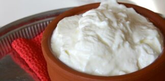 Yoğurtla marine, yiyeceklerin özellikle et ve tavuk gibi proteinlerin, yoğurt ve baharat karışımları içinde bekletilerek pişirilmesi yöntemidir. Yoğurtla marine, yiyeceklerin hem yumuşamasını hem de aromalarının derinleşmesini sağlar. Bu teknik, hem geleneksel hem de modern mutfaklarda sıkça uygulanır ve yemeklere karakteristik bir tat kazandırır. Konulu bir haber görseli.