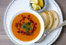 Yöresel çorbalar, Anadolu’nun dört bir yanına yayılmış zengin mutfak kültürünün en güzel yansımalarından biridir. Her bölgenin kendi coğrafyasına, iklimine ve tarımsal ürünlerine göre şekillenen bu çorbalar, hem besleyici hem de kültürel anlamda büyük bir miras taşır. Yüzyıllar boyunca kuşaktan kuşağa aktarılan tarifler, bugün hâlâ sofralarımızda yaşatılmakta ve bölgesel kimliğin bir parçası olarak korunmaktadır. Konulu bir haber görseli.