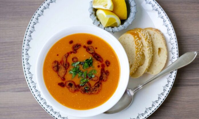 Yöresel çorbalar, Anadolu’nun dört bir yanına yayılmış zengin mutfak kültürünün en güzel yansımalarından biridir. Her bölgenin kendi coğrafyasına, iklimine ve tarımsal ürünlerine göre şekillenen bu çorbalar, hem besleyici hem de kültürel anlamda büyük bir miras taşır. Yüzyıllar boyunca kuşaktan kuşağa aktarılan tarifler, bugün hâlâ sofralarımızda yaşatılmakta ve bölgesel kimliğin bir parçası olarak korunmaktadır. Konulu bir haber görseli.