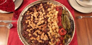 Yöresel yemekler, bir bölgenin tarihini, kültürünü ve coğrafi özelliklerini sofralara taşır. Her il, her şehir kendi mutfak geleneklerine uygun özgün tarifler geliştirir. Yöresel yemekler, sadece lezzet sunmakla kalmaz; aynı zamanda kültürel bir miras olarak kuşaktan kuşağa aktarılır. Konulu bir haber görseli.