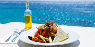 Yunan mutfağı, Akdeniz kültürünün etkisiyle şekillenmiş zengin bir gastronomi mirasına sahiptir. Binlerce yıllık tarih boyunca, Yunanistan’ın farklı bölgelerinde gelişen yemekler, hem doğal malzemelerle hem de geleneksel tariflerle zenginleşmiştir. Bu mutfak, özellikle zeytinyağı, taze sebze ve deniz ürünleri kullanımındaki ustalığıyla bilinir. Zeytinyağı, Yunan yemeklerinin temel taşlarından biri olarak hem sağlıklı hem de lezzetli bir beslenme imkanı sunar. Konulu bir haber görseli.