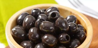 Akdeniz coğrafyasının en köklü ürünlerinden biri olan zeytin, binlerce yıldır hem beslenmede hem de kültürel yaşamda önemli bir yer tutuyor. Eski uygarlıklarda kutsal sayılan bu ürün, barışın ve bereketin simgesi olarak kabul ediliyordu. Antik çağlardan bugüne kadar sofralardan eksik olmayan zeytin, aynı zamanda birçok dini ve kültürel ritüelde de yer aldı. Konulu bir haber görseli.