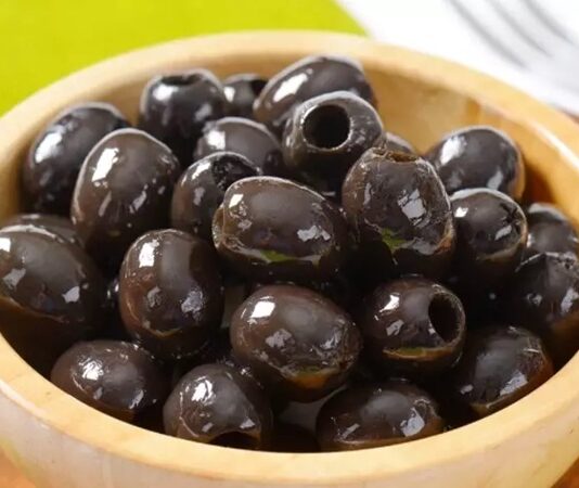 Akdeniz coğrafyasının en köklü ürünlerinden biri olan zeytin, binlerce yıldır hem beslenmede hem de kültürel yaşamda önemli bir yer tutuyor. Eski uygarlıklarda kutsal sayılan bu ürün, barışın ve bereketin simgesi olarak kabul ediliyordu. Antik çağlardan bugüne kadar sofralardan eksik olmayan zeytin, aynı zamanda birçok dini ve kültürel ritüelde de yer aldı. Konulu bir haber görseli.