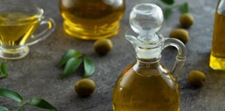 Zeytinyağı, mutfak kültürlerinin vazgeçilmez unsurlarından biri olarak hem lezzet hem de sağlık açısından önemli bir rol oynar. Zeytinyağı, Akdeniz mutfağının temel taşlarından biri olmasının yanı sıra, dünya genelinde sağlıklı beslenme trendlerinin de merkezinde yer alır. Taze ve kaliteli zeytinyağı, yemeklere kendine özgü aroma katarken, sağlığa olan faydalarıyla da sofraların vazgeçilmezi hâline gelir. Konulu bir haber görseli.