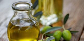 Zeytinyağı, binlerce yıldır insan beslenmesinin vazgeçilmez bir parçası olmuştur. Akdeniz bölgesinde özellikle Yunan, İtalyan ve Türk mutfaklarında temel bir malzeme olarak kullanılır. Zeytinyağı, yemeklere hem tat hem de aroma katarak sofralarda ön plana çıkar. Konulu bir haber görseli.
