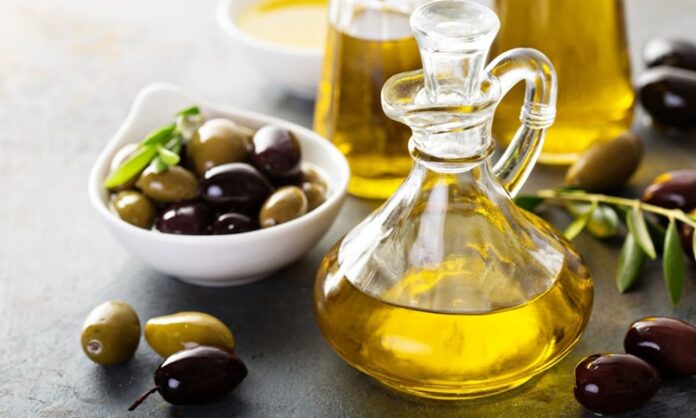 Zeytinyağı, Akdeniz kültürünün yüzyıllardır en önemli besin kaynaklarından biri olarak öne çıkıyor. Sağlık açısından sunduğu faydalar sayesinde yalnızca yemeklerde değil, aynı zamanda tıbbi ve kozmetik alanlarda da tercih ediliyor. İçerdiği tekli doymamış yağ asitleri kalp ve damar sağlığını korurken, aynı zamanda kötü kolesterolün düşmesine yardımcı oluyor. Bu özelliğiyle doktorlar tarafından da sıkça önerilen bir besin konumunda bulunuyor. Konulu bir haber görseli.
