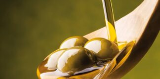 Zeytinyağında pişirme, özellikle Akdeniz mutfağının vazgeçilmez tekniklerinden biridir. Zeytinyağı, hem yemeklere hafif aromatik bir tat katar hem de yiyeceklerin besin değerini korumasına yardımcı olur. Doğru pişirme yöntemiyle, sebzeler, etler ve balıklar daha lezzetli ve sağlıklı hale gelir. Bu teknik, hem ev mutfaklarında hem de profesyonel restoranlarda sıkça uygulanır. Konulu bir haber görseli.