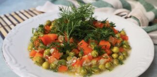 Türk mutfağının vazgeçilmezlerinden biri olan zeytinyağlılar, sofralarda hem lezzet hem de sağlık sunan eşsiz yemeklerdir. Akdeniz ve Ege mutfağının baş tacı olan zeytinyağlı yemekler, sebzelerin en doğal ve sağlıklı haliyle buluştuğu tariflerden oluşur. Özellikle yaz ve bahar aylarında hafif ve ferah tatlarıyla tercih edilen zeytinyağlılar, her sofraya renk ve canlılık katar. Zeytinyağı kullanılarak hazırlanan bu yemekler, sağlıklı beslenmenin en lezzetli örneklerinden biridir. Konulu bir haber görseli.