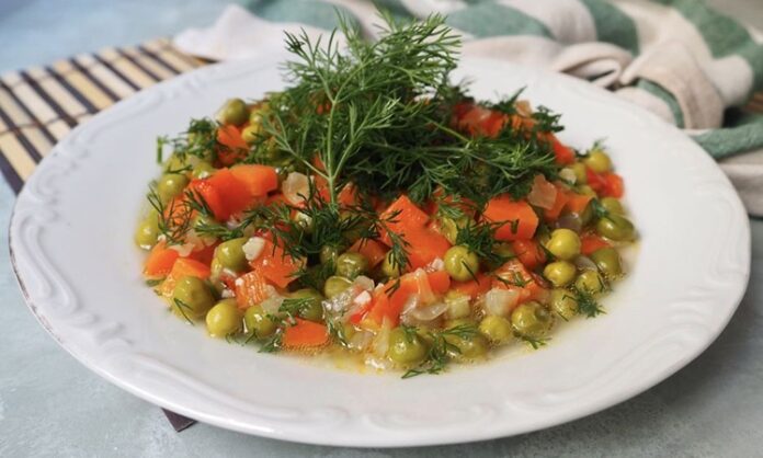 Türk mutfağının vazgeçilmezlerinden biri olan zeytinyağlılar, sofralarda hem lezzet hem de sağlık sunan eşsiz yemeklerdir. Akdeniz ve Ege mutfağının baş tacı olan zeytinyağlı yemekler, sebzelerin en doğal ve sağlıklı haliyle buluştuğu tariflerden oluşur. Özellikle yaz ve bahar aylarında hafif ve ferah tatlarıyla tercih edilen zeytinyağlılar, her sofraya renk ve canlılık katar. Zeytinyağı kullanılarak hazırlanan bu yemekler, sağlıklı beslenmenin en lezzetli örneklerinden biridir. Konulu bir haber görseli.