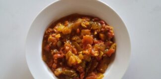 Zimbabve mutfağı, Afrika kıtasının kültürel çeşitliliğini en iyi şekilde yansıtan lezzetlerden oluşur. Geleneksel yemeklerde genellikle mısır, darı, yer fıstığı ve çeşitli sebzeler kullanılır. Özellikle mısır unundan yapılan ve ülkenin temel yiyeceği kabul edilen sadza, neredeyse her öğünde sofralarda yer alır. Sadza, koyu kıvamlı bir lapa olup et, sebze veya soslarla birlikte tüketilir. Bu yemek, hem köylerde hem de şehirlerde Zimbabvelilerin günlük yaşamının ayrılmaz bir parçasıdır. Konulu bir haber görseli.