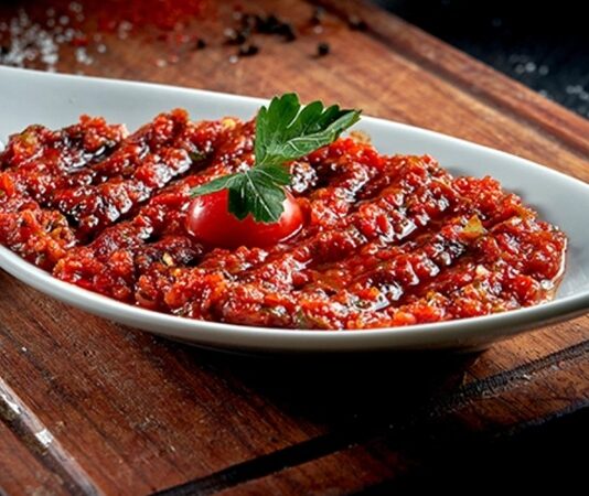 Acılı ezme, özellikle meze sofralarının ve kahvaltı tabaklarının vazgeçilmez tatlarından biridir. Acılı ezme, kırmızı biber, domates ve çeşitli baharatlarla hazırlanan, hem lezzetli hem de besleyici bir mezeyi ifade eder. İçerdiği vitaminler ve mineraller sayesinde vücuda enerji sağlar, bağışıklık sistemini güçlendirir. Aynı zamanda acılı ezme, lif açısından zengin bir meze olduğu için sindirim sistemini destekler ve tokluk hissi yaratır. Konulu bir haber görseli.