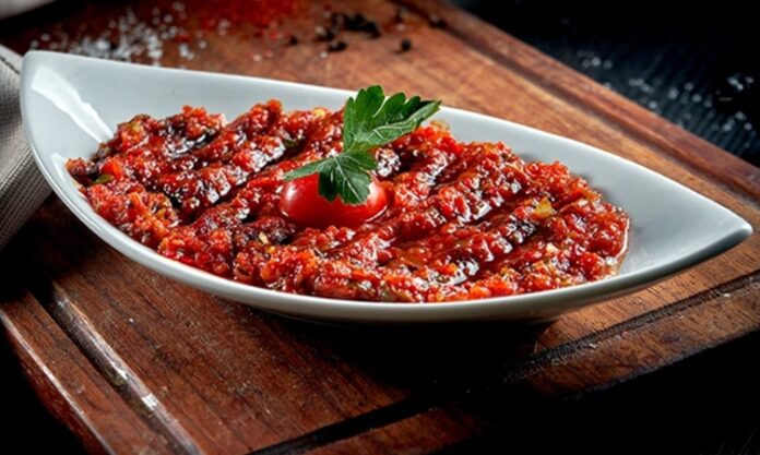 Acılı ezme, özellikle meze sofralarının ve kahvaltı tabaklarının vazgeçilmez tatlarından biridir. Acılı ezme, kırmızı biber, domates ve çeşitli baharatlarla hazırlanan, hem lezzetli hem de besleyici bir mezeyi ifade eder. İçerdiği vitaminler ve mineraller sayesinde vücuda enerji sağlar, bağışıklık sistemini güçlendirir. Aynı zamanda acılı ezme, lif açısından zengin bir meze olduğu için sindirim sistemini destekler ve tokluk hissi yaratır. Konulu bir haber görseli.