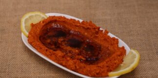 Cevizli biber, özellikle Anadolu mutfağında önemli bir yere sahip olan yöresel tatlardan biridir. Kırmızı biberin lezzeti ile ceviz ve baharatların birleşimi, sofralarda unutulmaz bir aroma oluşturur. Bu meze, hem sağlıklı hem de doyurucu yapısıyla sofralara zenginlik katar. Geleneksel olarak özellikle Güneydoğu ve Akdeniz mutfağında sıklıkla hazırlanan cevizli biber, davet sofralarının vazgeçilmez mezeleri arasında yer alır. Konulu bir haber görseli.