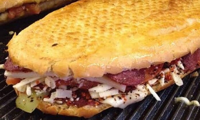 Arap tostu, Türkiye’de özellikle sokak lezzetleri arasında popülerleşmiş bir sandviç türüdür. Genellikle ince dilim ekmek, taze sebzeler, peynir ve çeşitli soslarla hazırlanır. Arap tostu, hem doyurucu hem de pratik bir öğün alternatifi olarak öne çıkar. Konulu bir haber görseli.