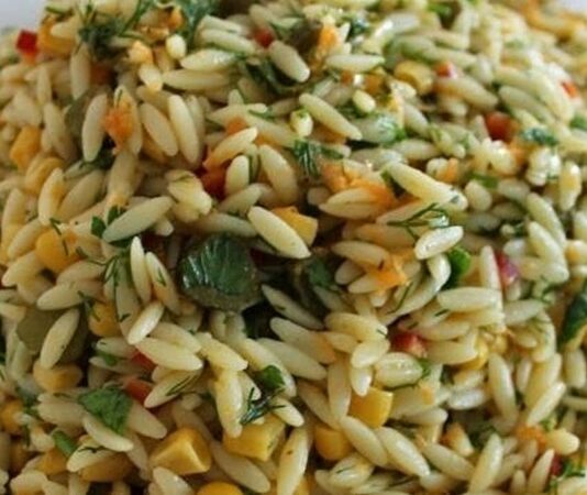 Arpa şehriye, mutfaklarda sıkça tercih edilen pratik ve besleyici bir garnitürdür. Küçük boyutları ve kısa pişirme süresi sayesinde hem hızlı hem de lezzetli bir seçenek sunar. Arpa şehriye, karbonhidrat açısından zengin olmasının yanı sıra enerji verici özelliği ile öğünlerin vazgeçilmezi haline gelir. Ayrıca lif içeriği sayesinde sindirim sistemini destekler ve tokluk hissi yaratır. Konulu bir haber görseli.