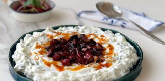 Atom Meze İle Sofralara Baharatlı Lezzet Katın Atom meze, özellikle acı ve baharat sevenlerin sofralarında vazgeçilmez bir yer tutar. Atom meze, biber salçası, sarımsak, ceviz ve çeşitli baharatlarla hazırlanan, hem lezzetli hem de besleyici bir mezedir. İçerdiği baharatlar ve sağlıklı yağlar sayesinde vücuda enerji verir ve bağışıklık sistemini destekler. Ayrıca atom meze, lif açısından zengin bir meze olarak sindirim sistemini destekler ve tokluk hissi yaratır. Konulu bir haber görseli.