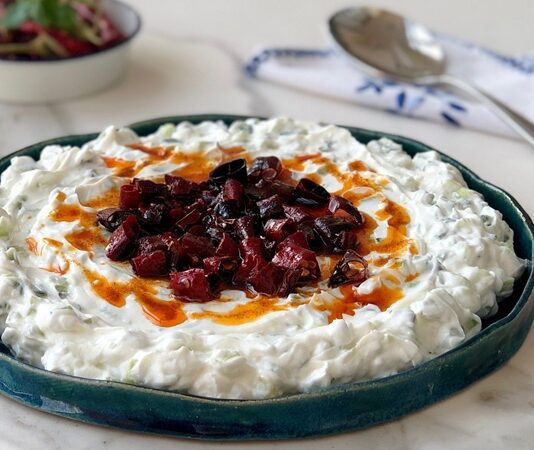 Atom meze, özellikle acı ve baharat sevenlerin sofralarında vazgeçilmez bir yer tutar. Atom meze, biber salçası, sarımsak, ceviz ve çeşitli baharatlarla hazırlanan, hem lezzetli hem de besleyici bir mezedir. İçerdiği baharatlar ve sağlıklı yağlar sayesinde vücuda enerji verir ve bağışıklık sistemini destekler. Ayrıca atom meze, lif açısından zengin bir meze olarak sindirim sistemini destekler ve tokluk hissi yaratır. Konulu bir haber görseli.