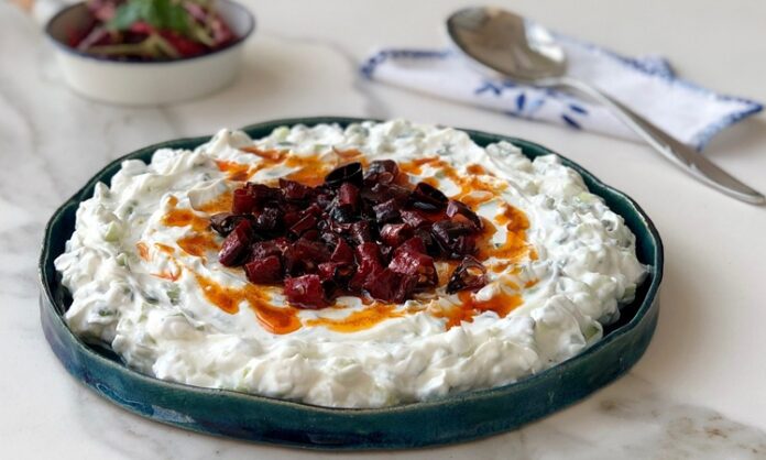 Atom meze, özellikle acı ve baharat sevenlerin sofralarında vazgeçilmez bir yer tutar. Atom meze, biber salçası, sarımsak, ceviz ve çeşitli baharatlarla hazırlanan, hem lezzetli hem de besleyici bir mezedir. İçerdiği baharatlar ve sağlıklı yağlar sayesinde vücuda enerji verir ve bağışıklık sistemini destekler. Ayrıca atom meze, lif açısından zengin bir meze olarak sindirim sistemini destekler ve tokluk hissi yaratır. Konulu bir haber görseli.