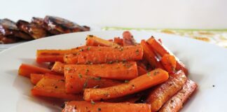 Baharatlı havuç dilimleri, hem göz alıcı renkleri hem de sağlık açısından sunduğu faydalarla sofraların yıldızı haline geliyor. Havuç, beta-karoten açısından oldukça zengindir ve vücutta A vitaminine dönüşerek göz sağlığını destekler. Ayrıca lif içeriği sayesinde sindirim sisteminin düzenlenmesine yardımcı olur. Baharatlarla birlikte hazırlanan havuç dilimleri, sadece lezzetli olmakla kalmaz, aynı zamanda besin değerini artıran bir öğün seçeneği sunar. Konulu bir haber görseli.