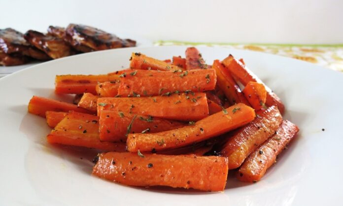 Baharatlı havuç dilimleri, hem göz alıcı renkleri hem de sağlık açısından sunduğu faydalarla sofraların yıldızı haline geliyor. Havuç, beta-karoten açısından oldukça zengindir ve vücutta A vitaminine dönüşerek göz sağlığını destekler. Ayrıca lif içeriği sayesinde sindirim sisteminin düzenlenmesine yardımcı olur. Baharatlarla birlikte hazırlanan havuç dilimleri, sadece lezzetli olmakla kalmaz, aynı zamanda besin değerini artıran bir öğün seçeneği sunar. Konulu bir haber görseli.