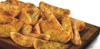 Günümüzde baharatlı patates, hem fast food menülerinde hem de ev mutfaklarında en çok tercih edilen atıştırmalıklardan biri olarak öne çıkıyor. Çıtır patateslerin üzerine çeşitli baharatlar eklenerek hazırlanan bu lezzetli atıştırmalık, özellikle gençler ve öğrenciler arasında büyük ilgi görüyor. Baharatlı patates, klasik patates kızartmasının sade tatlarını zenginleştirerek daha aromatik bir deneyim sunuyor. Konulu bir haber görseli.