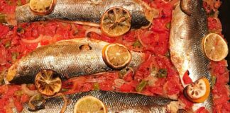 Balık buğulama, taze balığın düşük ısıda, sebzeler ve aromatik baharatlarla birlikte pişirilmesiyle hazırlanan sağlıklı bir yemektir. Bu yöntem, balığın doğal lezzetini ve besin değerini korurken hafif ve aromatik bir öğün sunar. Buğulama, özellikle diyet yapanlar veya kalori kontrolüne önem verenler için ideal bir pişirme tekniğidir. Konulu bir haber görseli.